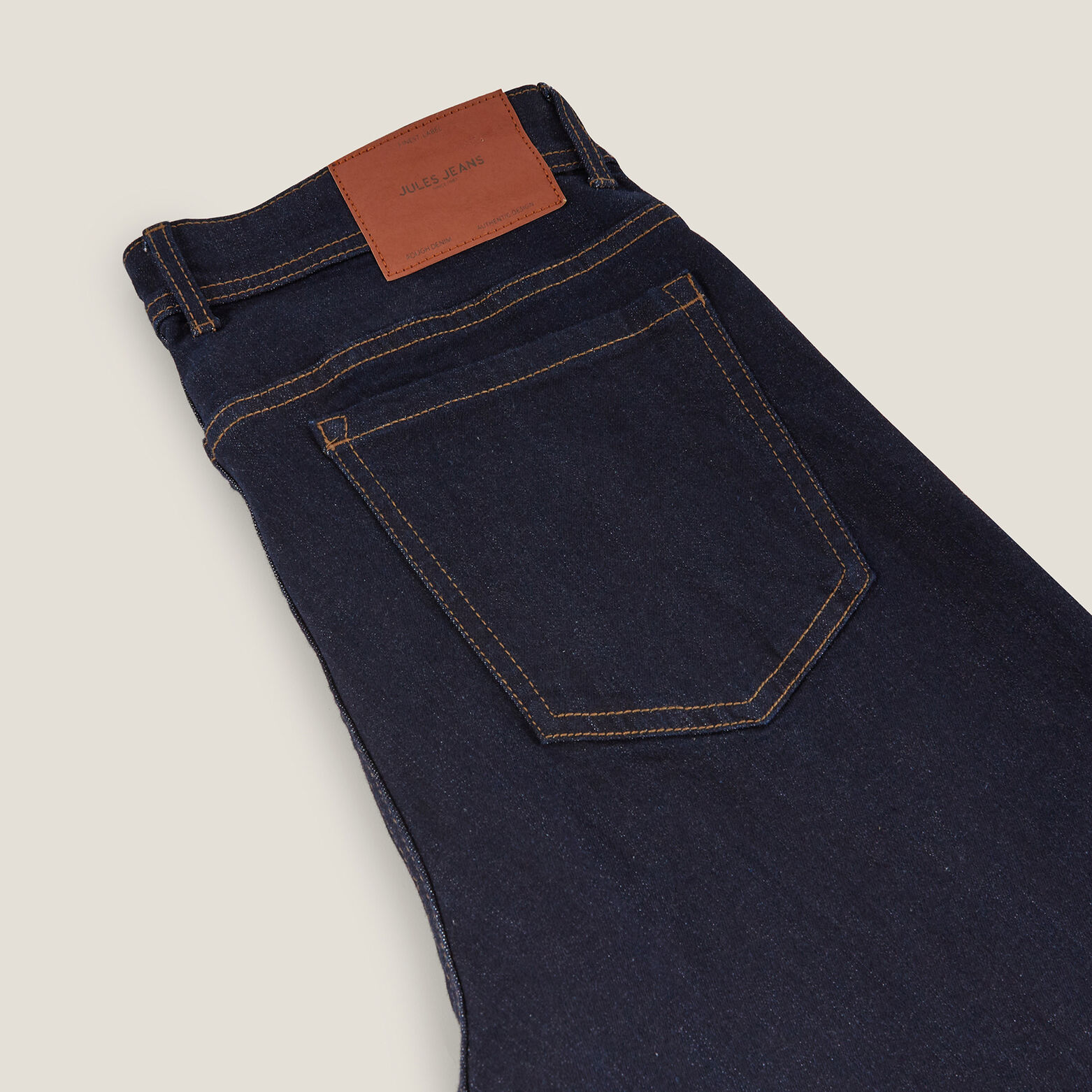 Straight jeans in ruw denim