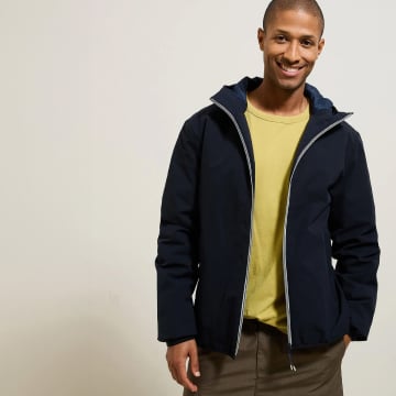 Manteau bleu et t-shirt jaune